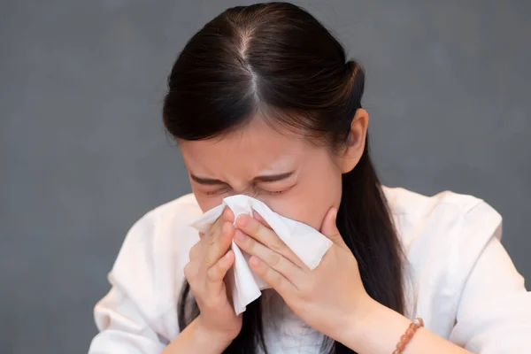 Wanita Sakit Memiliki Hidung Meler Karena Wabah Virus Konsep Biohazard — Stok Foto