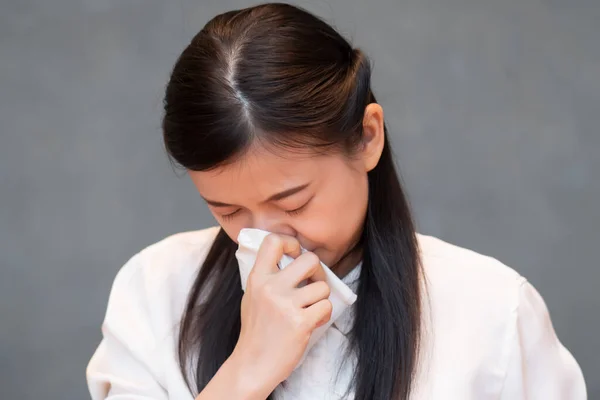 Wanita Sakit Memiliki Hidung Meler Karena Wabah Virus Konsep Biohazard — Stok Foto