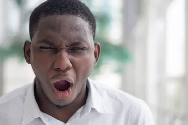 Enojado Frustrado Negro Africano Hombre Negocios Trabajador Empleado Gritando Voz — Foto de Stock