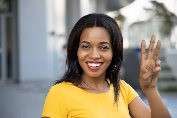 Zwarte Afrikaanse Vrouw Wijzend Drie Vingers Tellend Portret Van Vrolijke — Stockfoto