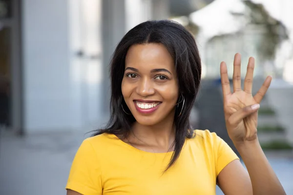 Zwarte Afrikaanse Vrouw Wijzend Vier Vingers Tellend Portret Van Positieve — Stockfoto