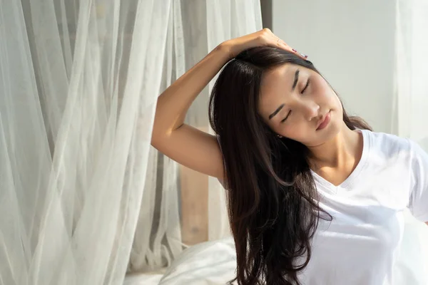 Mujer Asiática Practicando Yoga Casa Estiramiento Muscular Del Cuello Concepto —  Fotos de Stock