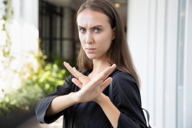 Kadın el hareketleriyle hayır ya da dur diyor, beyaz beyaz kadın dur, dur, dur, asla, ret, ret, onaylanmama, anlaşmanın bozulması, Rus beyaz kadın model