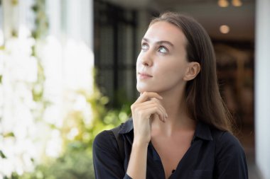 akıllı düşünceli beyaz beyaz kadın düşünme, planlama; beyaz kadın portresi yukarı bakıyor, düşünüyor, iyi bir fikir buluyor ya da kararlı plan; yetişkin Rus beyaz kadın model