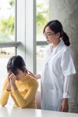 Kadın doktor ya da kadın tıbbi personelin konuşması, hastaya veya yakınına cesaret vermesi; kendini işine adamış sağlık çalışanı, doktor, terapist, tıp çalışanı kavramı