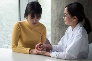 Kadın doktor ya da kadın tıbbi personelin konuşması, hastaya veya yakınına cesaret vermesi; kendini işine adamış sağlık çalışanı, doktor, terapist, tıp çalışanı kavramı