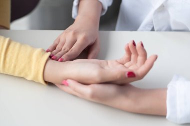 Geleneksel Çin Tıbbı, TCM, nabzı ölçen alternatif tıp doktoru, hastanın akupunktur noktasını test eden; Asyalı alternatif tıp konsepti, antik Çinli tıp doktoru