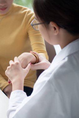 kadın ortopedi, kemik doktoru kadın hastanın el kemiği veya bilek eklemlerini inceliyor; kendini ortopedik cerraha adamış konsept, kemik doktoru testi, terapist, iş yerinde çalışan doktor