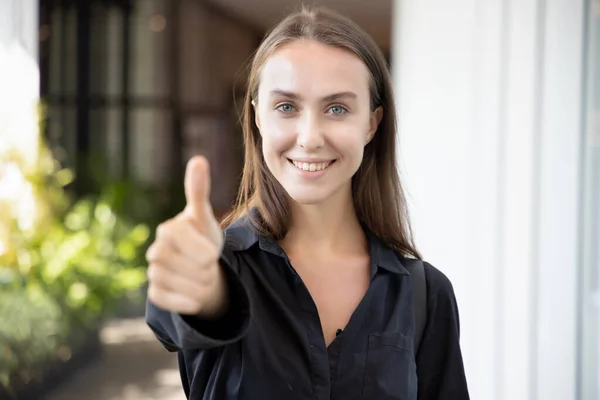 Succesvol Blank Meisje Wijzen Duim Omhoog Portret Van Vrolijke Lachende — Stockfoto