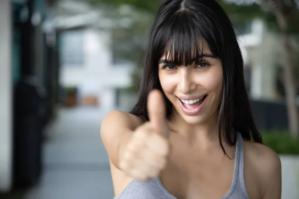 Framgångsrik Latinamerikansk Flicka Pekar Tummen Upp Porträtt Glada Leende Sydamerikanska — Stockfoto