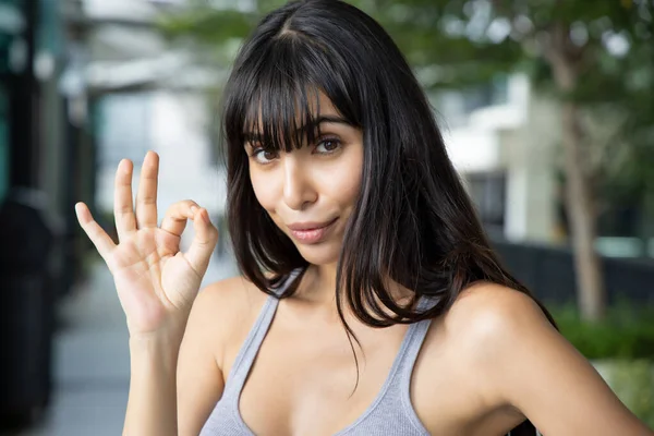 Succesvol Spaans Meisje Wijzen Hand Gebaar Portret Van Vrolijke Glimlachende — Stockfoto