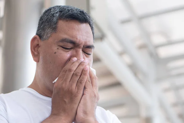 Homem Velho Doente Alérgico Espirrar Gripe Conceito Homem Com Coronavírus — Fotografia de Stock