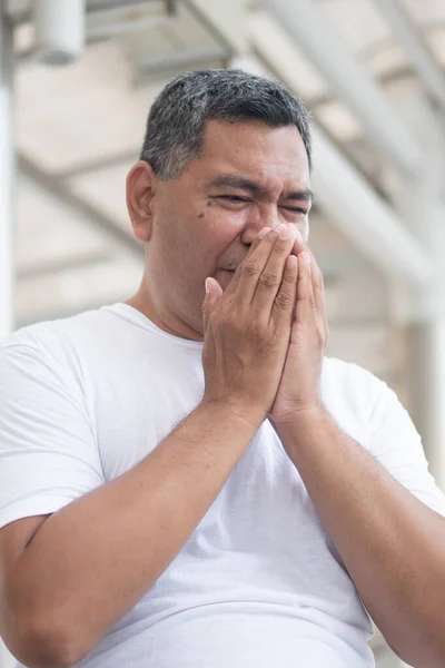 Homem Velho Doente Alérgico Espirrar Gripe Conceito Homem Com Coronavírus — Fotografia de Stock