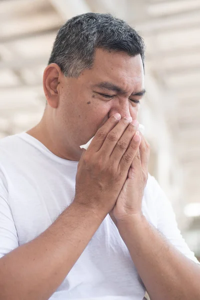 Homem Velho Doente Alérgico Espirrar Gripe Conceito Homem Com Coronavírus — Fotografia de Stock