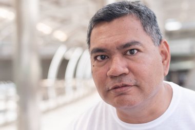 Asyalı kızgın yaşlı bir adam portresi; kızgın kızgın kızgın kızgın Senoir adam kötü yüz ifadesi ile size bakıyor