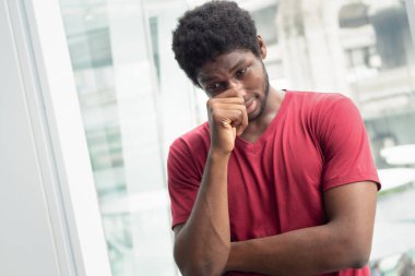 Virüs salgını nedeniyle burnu akan hasta adam; biyolojik tehlike, sağlık bakımı, hastalık karantinası, koronavirüs salgını kontrolü, hastalık önleme, COVID-19, fiziksel ya da sosyal mesafe
