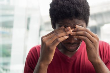 Virüs salgını nedeniyle ateşi olan hasta adam; biyolojik tehlike, humma semptomu, sağlık bakımı, hastalık karantinası, koronavirüs salgını, hastalık önleme, COVID-19 koronavirüs, sosyal uzaklık