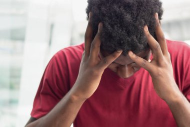 Virüs salgını nedeniyle ateşi olan hasta adam; biyolojik tehlike, humma semptomu, sağlık bakımı, hastalık karantinası, koronavirüs salgını, hastalık önleme, COVID-19 koronavirüs, sosyal uzaklık