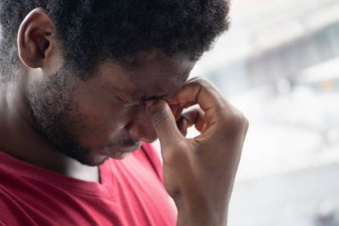 Virüs salgını nedeniyle ateşi olan hasta adam; biyolojik tehlike, humma semptomu, sağlık bakımı, hastalık karantinası, koronavirüs salgını, hastalık önleme, COVID-19 koronavirüs, sosyal uzaklık