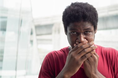 Afrikalı siyahi adam ağzını kapatıyor, sansür, konuşma özgürlüğü kısıtlaması, sır, haber manipülasyonu, gizli gerçek, bilgi örtbas etme, sahte haber