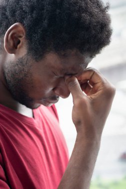 Virüs salgını nedeniyle ateşi olan hasta adam; biyolojik tehlike, humma semptomu, sağlık bakımı, hastalık karantinası, koronavirüs salgını, hastalık önleme, COVID-19 koronavirüs, sosyal uzaklık