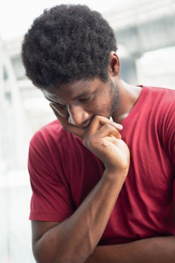 Afrikalı zencilerin düşünme, planlama, ciddi Afro adam portresi, fikir bulma konsepti, gelecekteki iş planı, durgunluk veya kentsel çevrede para sorunu için stresli düşünme