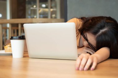 ciddi Asyalı iş kadını; evde çalışan yorgun, yorgun kadın ofis çalışanı; salgın kriz, sosyal uzaklık, fiziksel mesafe uygulaması, evden işle ilgili sorun