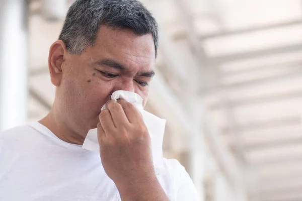 Allergiás Beteg Öregember Megtörli Orrfolyását Megérinti Arcát Koncepció Férfi Coronavirus — Stock Fotó