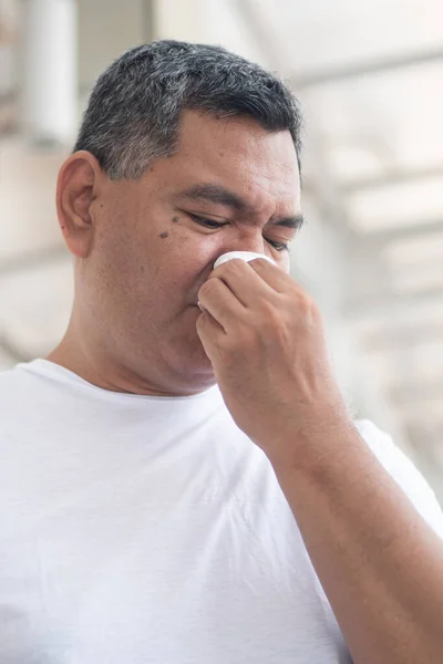 Homem Velho Doente Alérgico Limpando Seu Nariz Escorrendo Tocando Seu — Fotografia de Stock