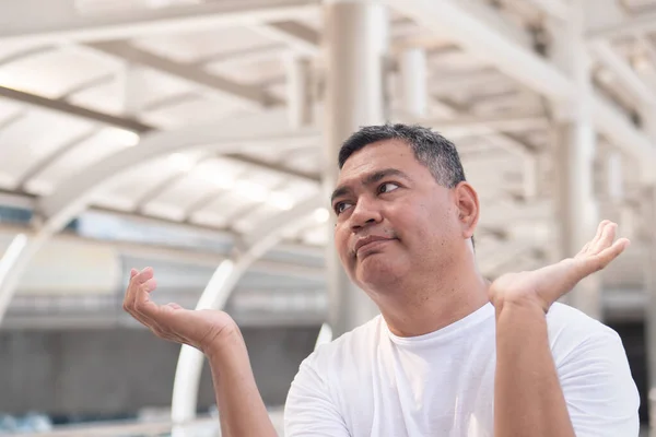 Alter Älterer Mann Zuckt Mit Den Schultern Asiatischer Älterer Onkel — Stockfoto