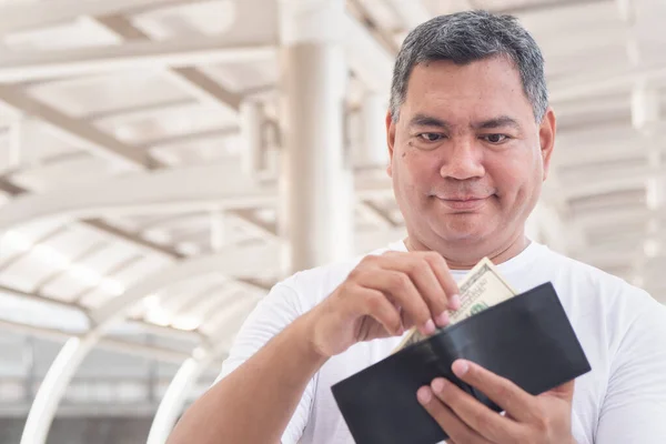 Alter Älterer Mann Mit Etwas Geld Portemonnaie Konzept Der Geldeinnahmen — Stockfoto