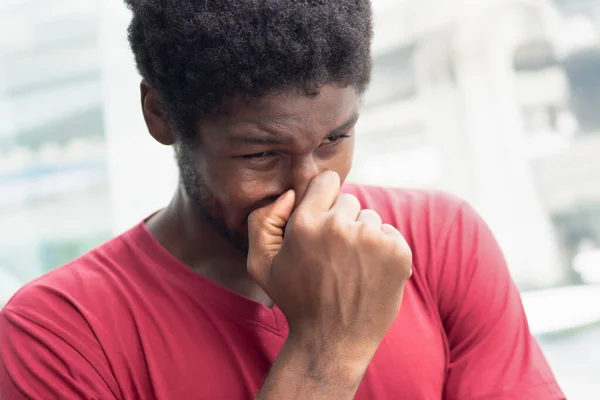 ウイルス感染によって鼻を走る病気の男 バイオハザードの概念 病気の隔離 コロナウイルス感染制御 病気の封じ込め Covid 物理的または社会的距離 — ストック写真