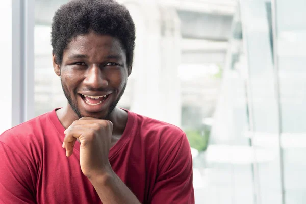 城市环境中强壮健康的非洲黑人的肖像 面带微笑 自信的黑人黑人男子 — 图库照片