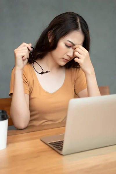 Ernstige Aziatische Zakenvrouw Vermoeide Uitgeputte Kantoormedewerker Die Thuis Werkt Concept — Stockfoto