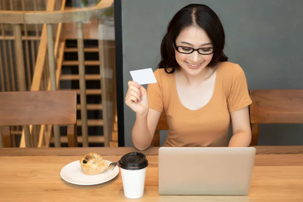 Щаслива Усміхнена Жінка Купує Інтернеті Кредитною Карткою Жінка Переглядає Інтернет — стокове фото