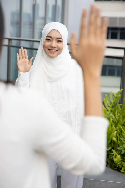 Muzułmanka Lub Muzułmanka Pozdrawiająca Przyjaciela Koncepcja Przyjaznej Muzułmanki Religia Pokoju — Zdjęcie stockowe