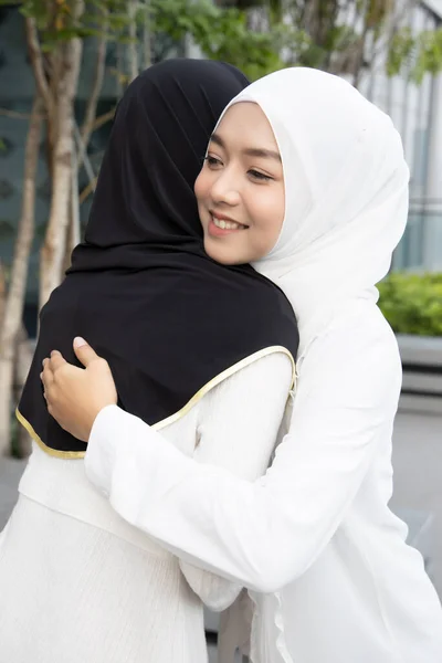 Muzułmańska Kobieta Lub Muzułmańskie Powitanie Przytuleniem Koncepcja Islamskiego Powitania Przez — Zdjęcie stockowe