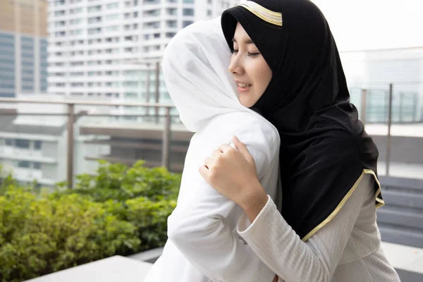 Donna Musulmana Muslimah Saluto Con Abbraccio Concetto Saluto Islamico Donna — Foto Stock