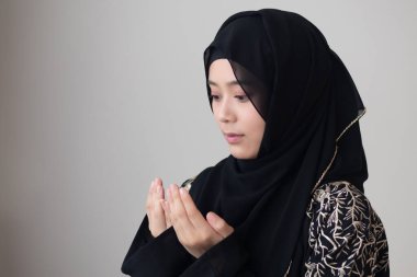 Müslüman kadın tesettüre girip İslami inançla dua ediyor; Müslüman kadın, Namaz kadın, İslam inancı, Müslüman meditasyonu, Ramazan Kareem, Ramazan Mübarek, Kurban Bayramı, Mübarek