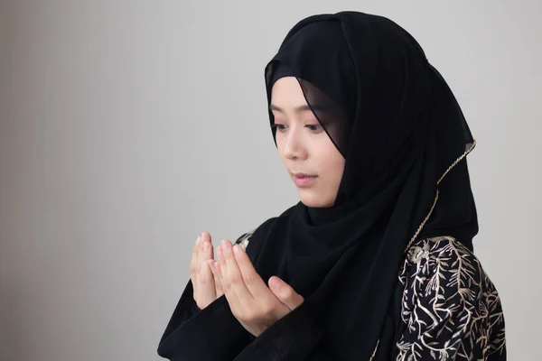 Moslimvrouw Hijab Midden Oosterse Kleding Biddend Met Islamitisch Geloof Concept — Stockfoto