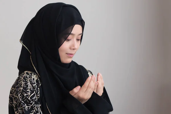 Mujer Musulmana Hiyab Vestido Oriente Medio Rezando Con Islámica Concepto —  Fotos de Stock