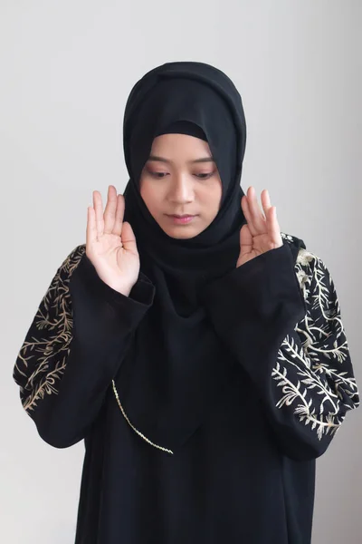 Donna Musulmana Hijab Vestito Mediorientale Che Prega Con Fede Islamica — Foto Stock