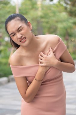 ani kalp krizi kadınla; hasta bir kadın akut kalp krizinden, acil sağlık kavramı acı; Asyalı Genç Yetişkin kadın modeli