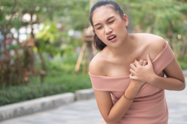 ani kalp krizi kadınla; hasta bir kadın akut kalp krizinden, acil sağlık kavramı acı; Asyalı Genç Yetişkin kadın modeli