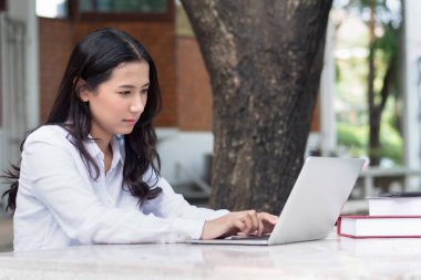 Yorgun Hintli kadın bilgisayarla çalışıyor ya da çalışıyor; uzaktaki öğrenim, online kurs, internet işi ya da öğrenim, sosyal uzaklık, fiziksel uzaklık, yeni normal kavramı