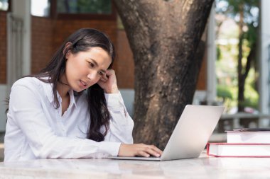 Yorgun Hintli kadın bilgisayarla çalışıyor ya da çalışıyor; uzaktaki öğrenim, online kurs, internet işi ya da öğrenim, sosyal uzaklık, fiziksel uzaklık, yeni normal kavramı
