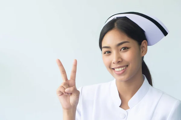 Portrét Šťastně Usmívající Asijské Ženy Zdravotní Sestra Izolované Ukazuje Prsty — Stock fotografie