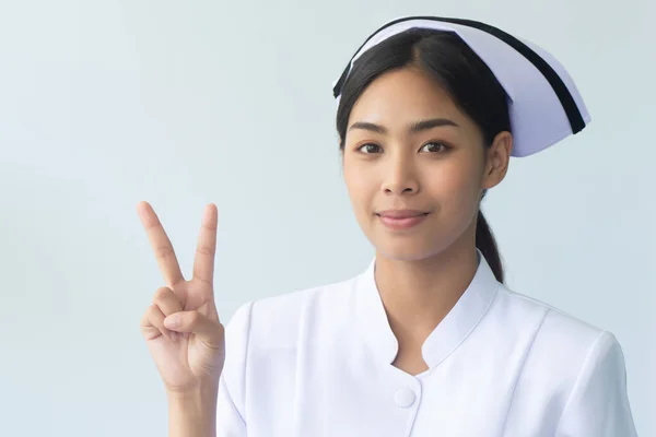 Retrato Enfermera Asiática Seria Aislada Apuntando Dedos Hacia Arriba Enfermera — Foto de Stock