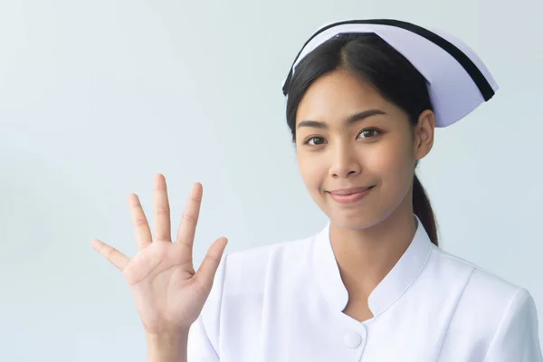 Πορτρέτο Της Σοβαρής Ασιατικής Νοσοκόμας Απομονωμένη Δείχνοντας Δάχτυλα Στο Κενό — Φωτογραφία Αρχείου