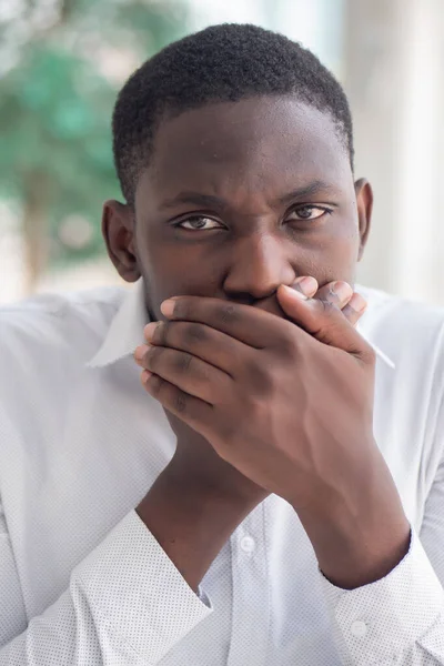 Hombre Negro Africano Cubriéndose Boca Hombre Negro Africano Mostrando Concepto — Foto de Stock